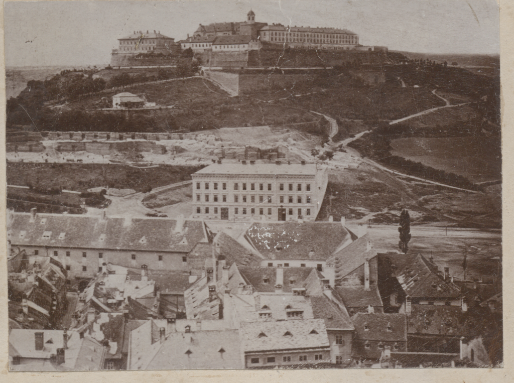 Вид на реконструкцию холма с сооружением парка и Шпильберк, ок. 1860 г. (Городской музей Брно).