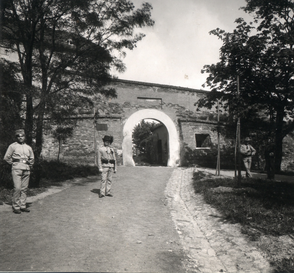 КУНЦФЕЛЬД, Йозеф. Шпильберк, входные ворота на территорию замка с Гусовой улицы, 1890 год. (Музей города Брно).