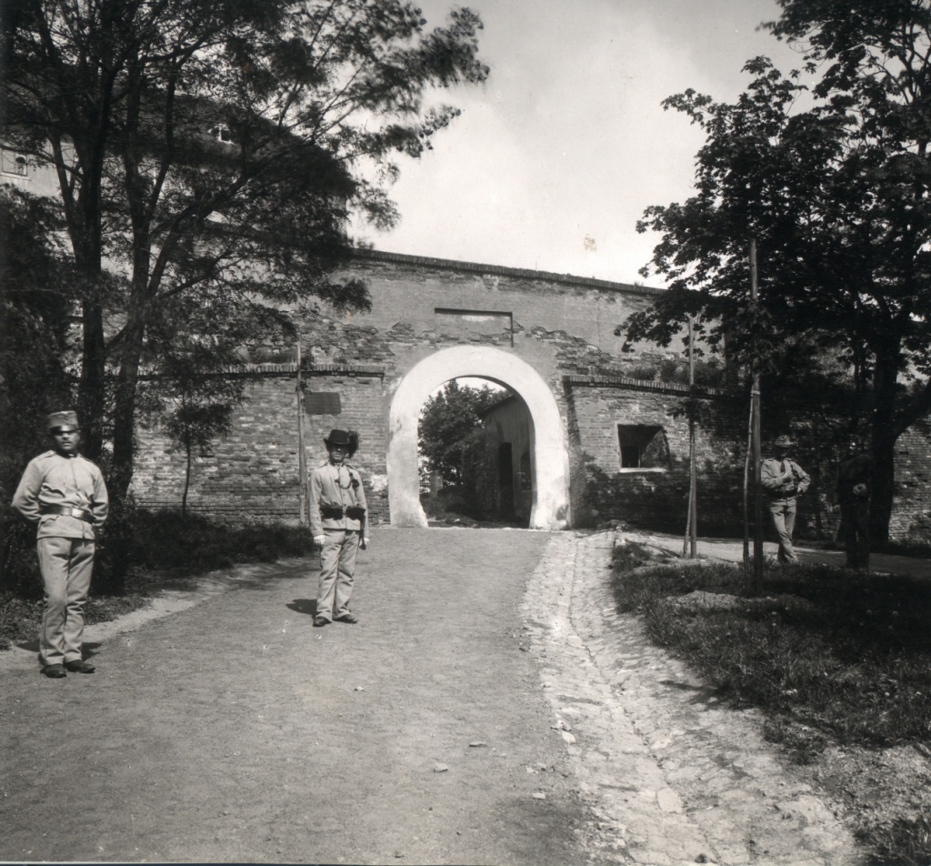 KUNZFELD, Josef. Spielberg, Eingangstor zum Burggelände von der Husova Straße aus, 1890. (Museum der Stadt Brünn)