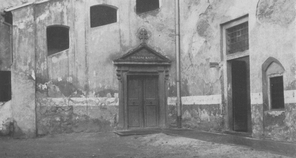 ANONIMO. Cortile piccolo e ingresso alla Cappella della Santissima Trinità. Foto prima del 1941. dalla rivista Moderne Bauformen. (Museo Civico di Brno)