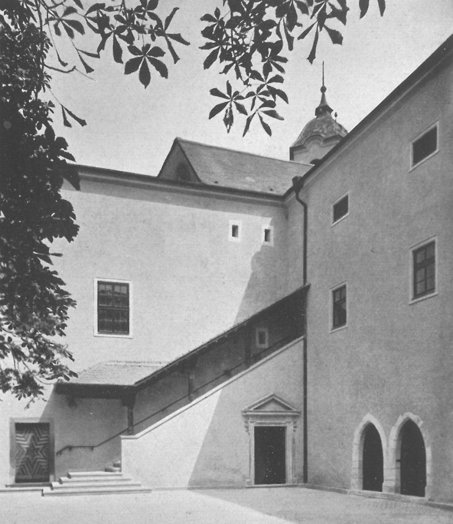 ANONYM. Der kleine Innenhof und der Eingang zur Kapelle der Heiligen Dreifaltigkeit. Foto um 1941. Aus der Zeitschrift Moderne Bauformen. (Museum der Stadt Brünn)