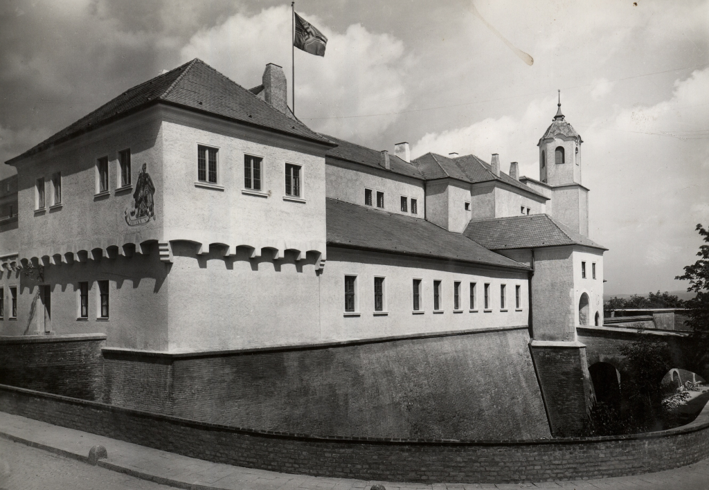 HERBERT ORTH. Špilberk. Pohled na východní křídlo hradu. Okolo r. 1941. (Muzeum města Brna)