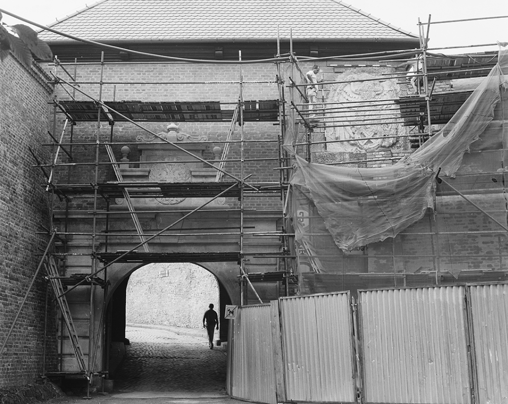 Foto: Korrektur und Arbeiten zur Entfernung von Nazi-Symbolen am Haupttor. (Museum der Stadt Brünn)