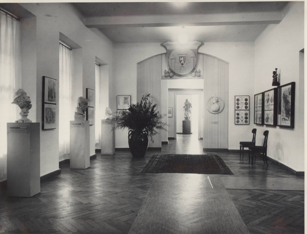 Eingang zur Ausstellung Bauwerke und künstlerische Entwicklung von Brünn, Šilingrovo-Platz 2, Jahr 1953.